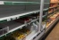 Увлажнение витрин с овощами и фруктами в продуктовом магазине-1